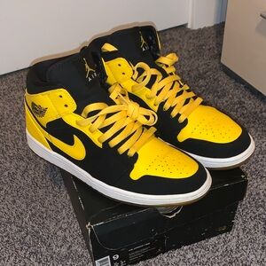 Jordan Men's Black and Yellow High-Top Sneakers